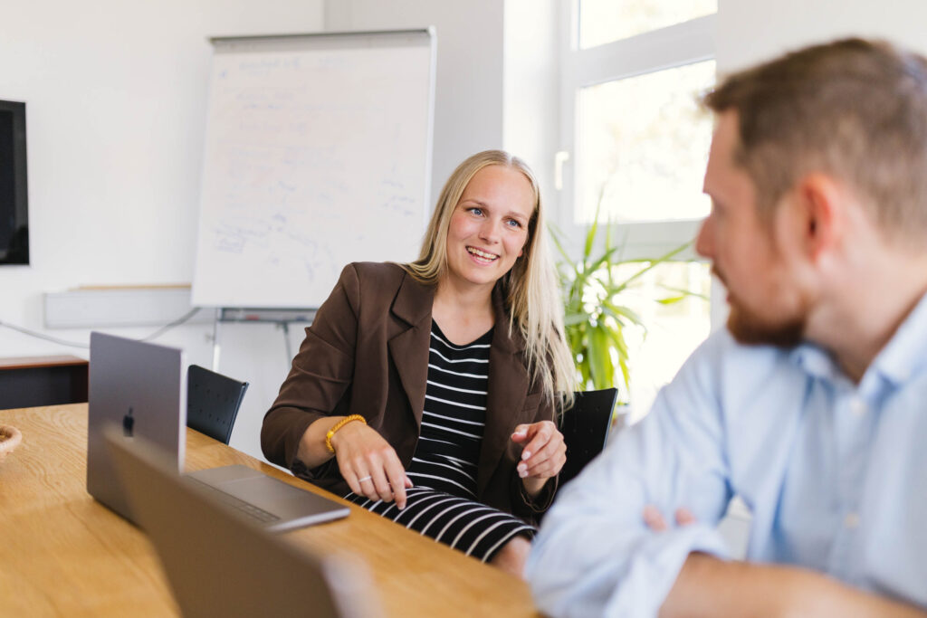 En samtale mellem to mennesker