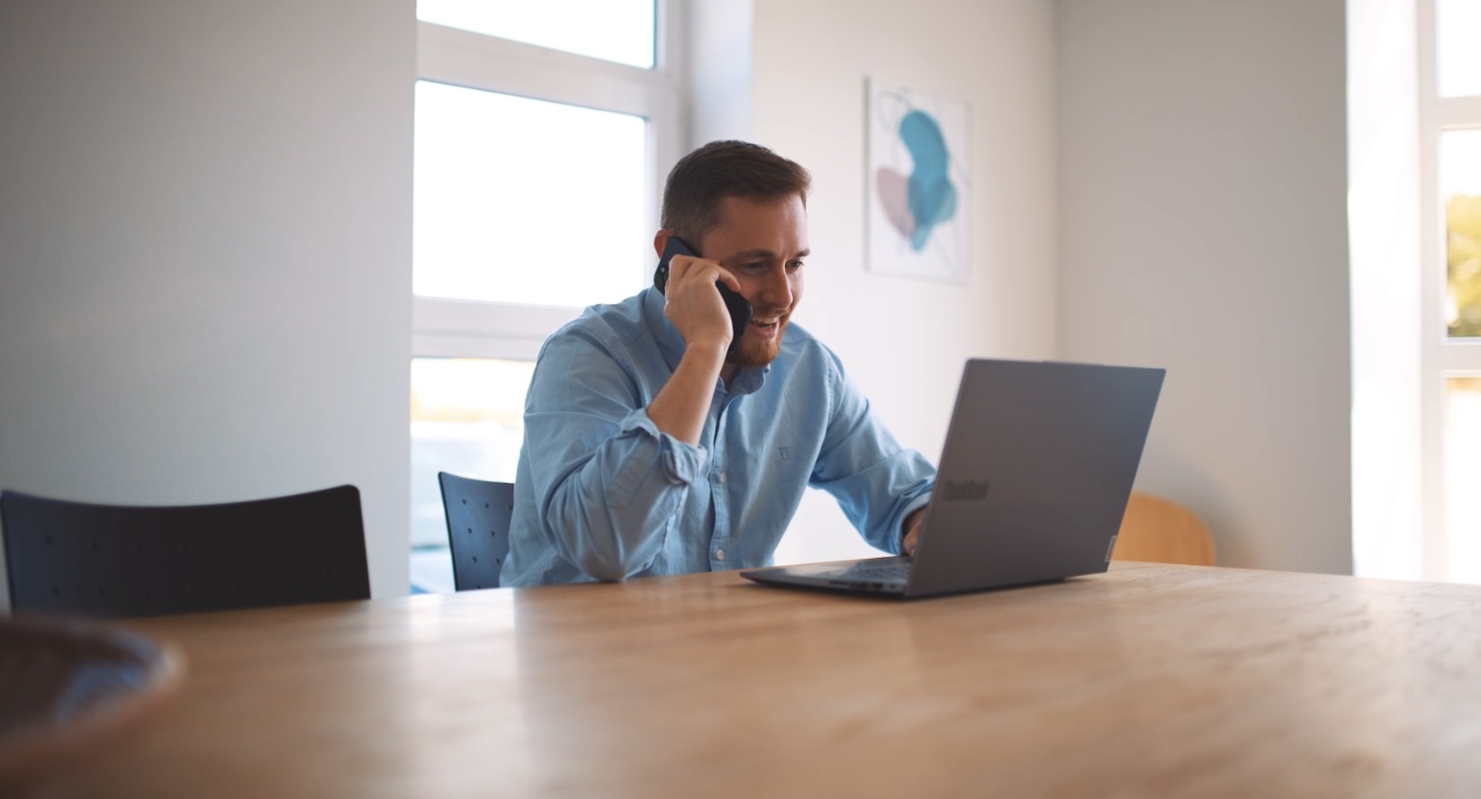 En mand, der snakker i telefon