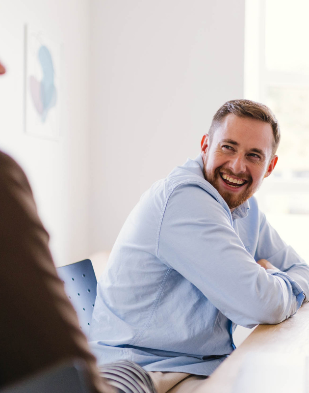 En mand, der er glad